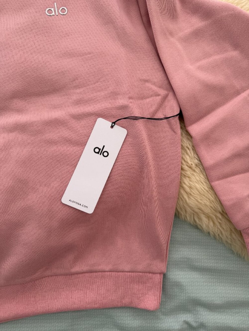 NWT Alo Yoga Accolade Crew Pullover & Short Set Vintage Pink S 🎒✨ BTS - Picture 5 of 16